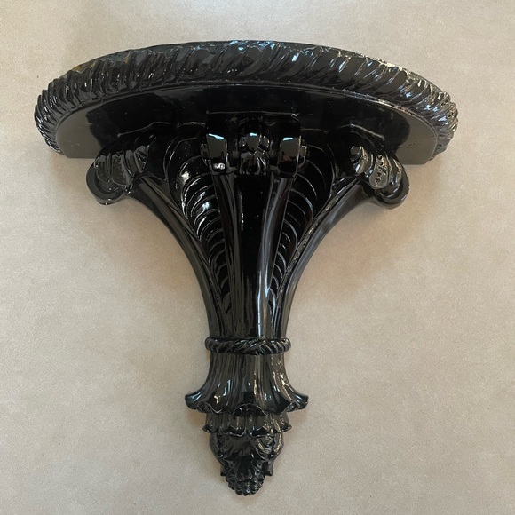 Cute gothic pedestal shelf - Picture 2 of 3